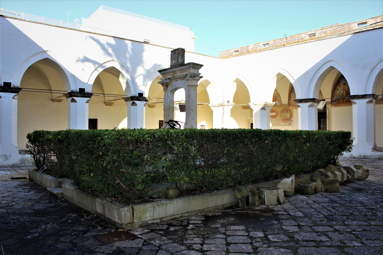 Foto 2 - Chiostro, convento S. Antonio. MPN